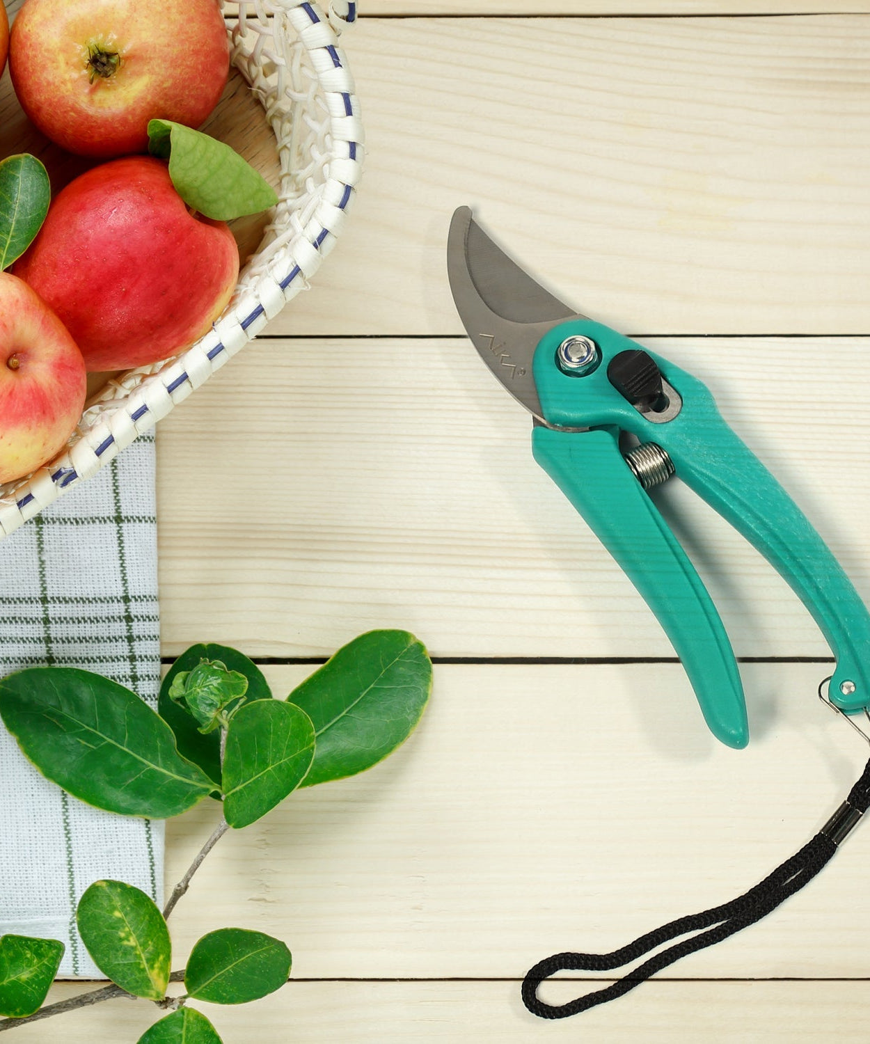 Heavy-duty garden cutter tool for plants
