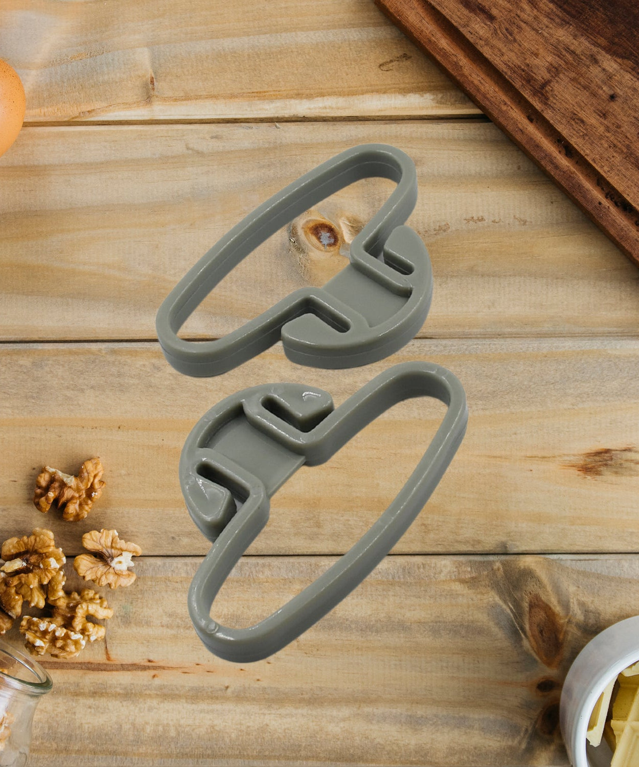 Household bag hook for plastic grocery bags, portable and multifunctional, includes 2 pieces.