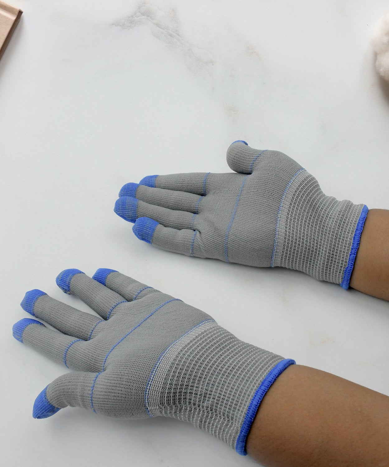 Small cut-resistant gloves with high heat protection