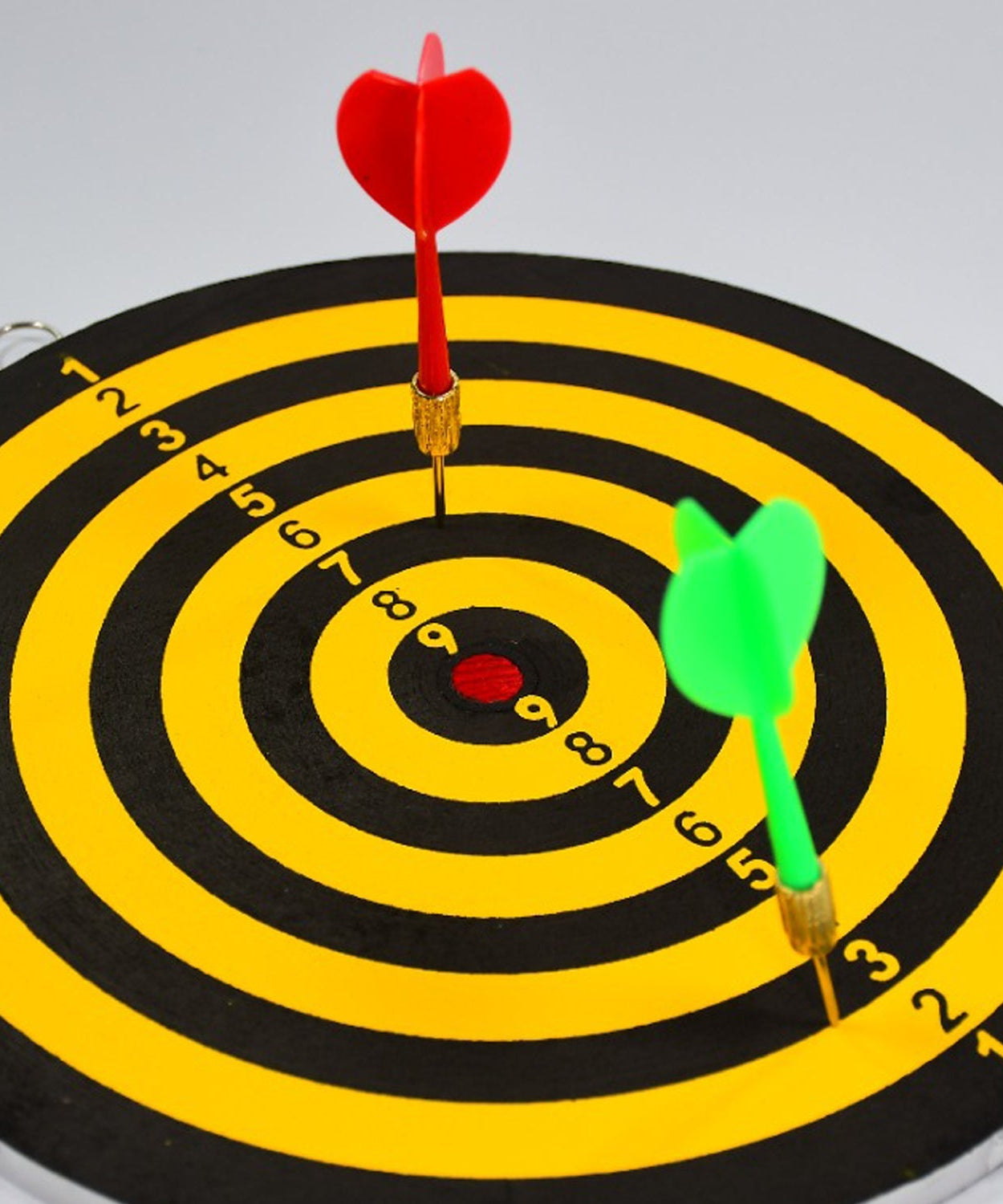 Compact dartboard set with 2 darts for children