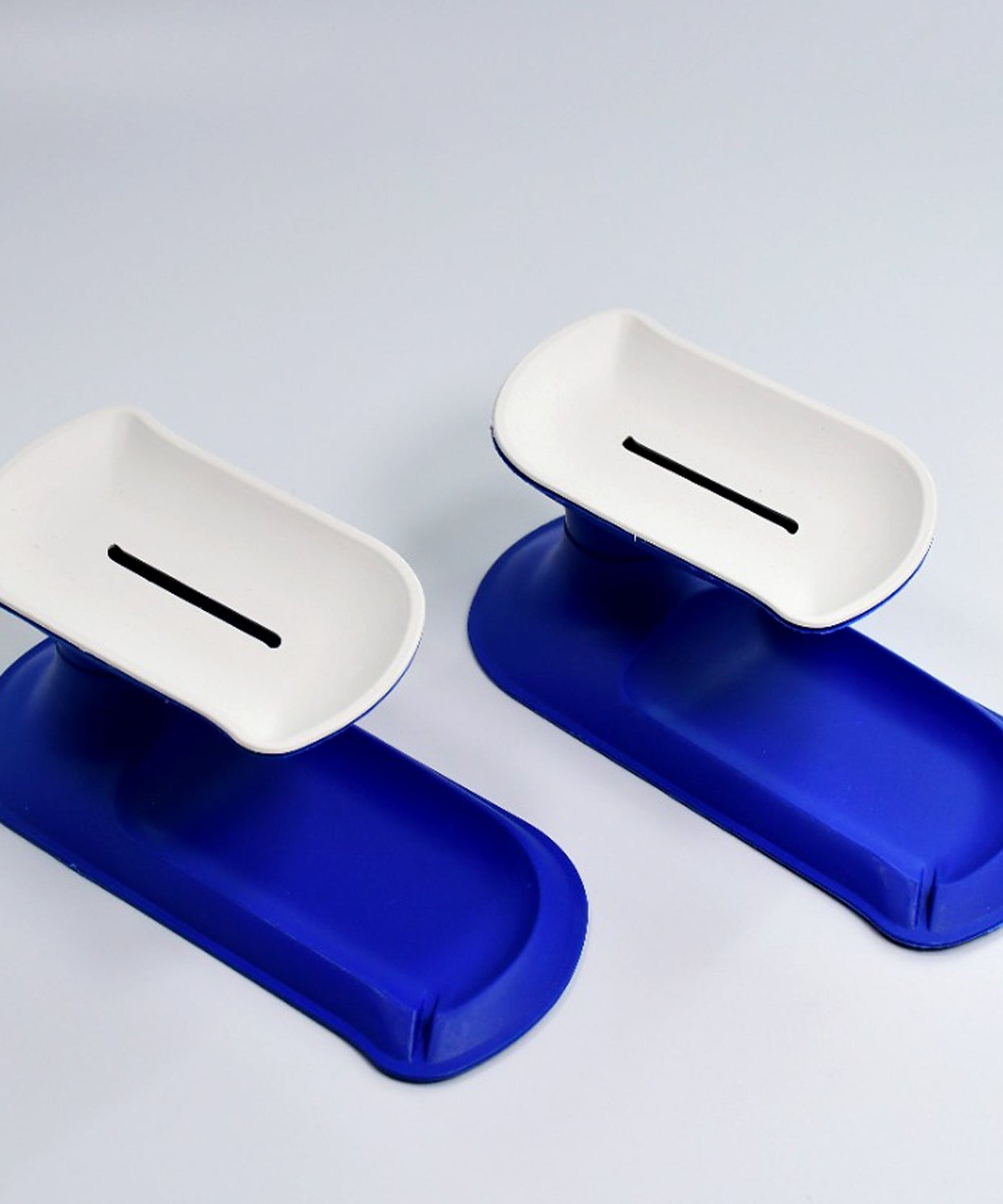 Decorative soap dish with two layers for optimal drainage