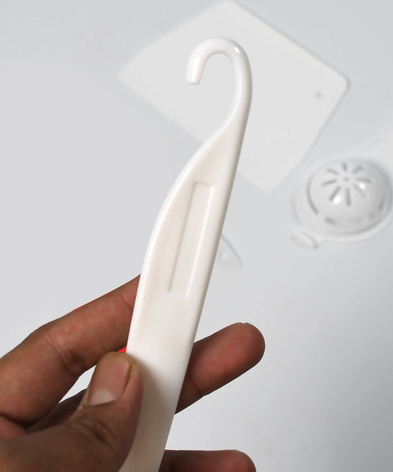 Cake decorating kit with essential tools