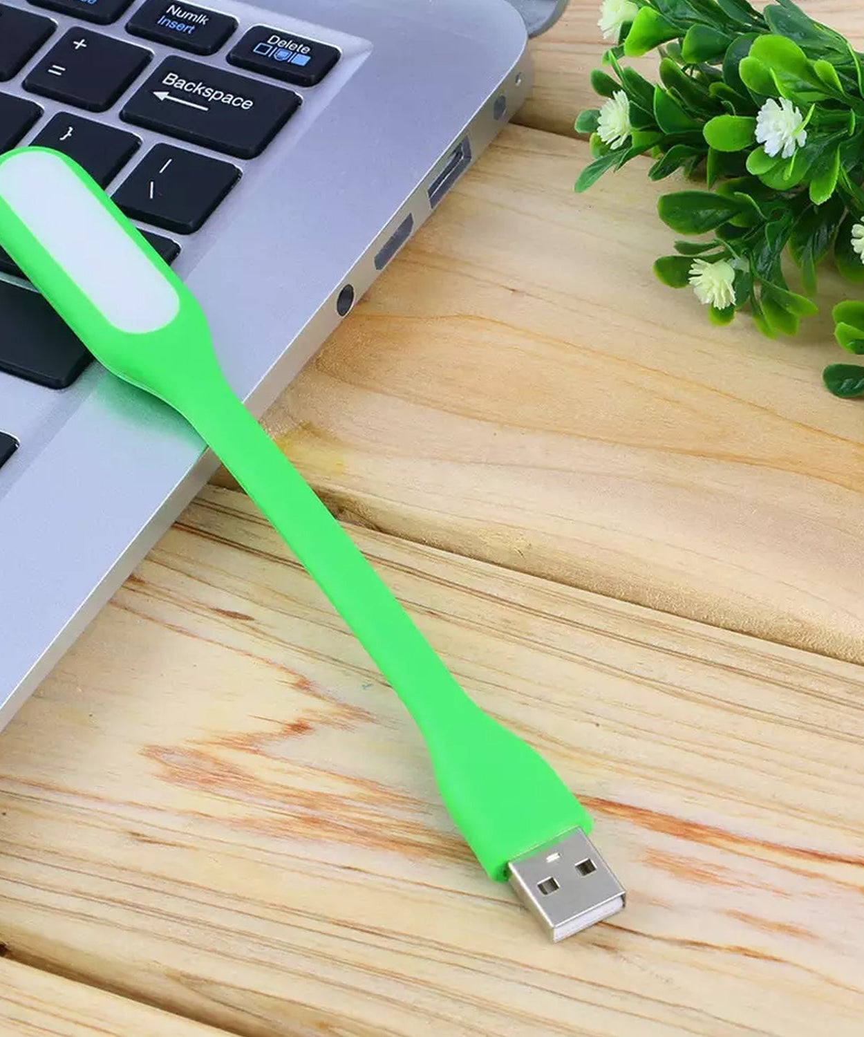 Compact USB LED light with flexible design