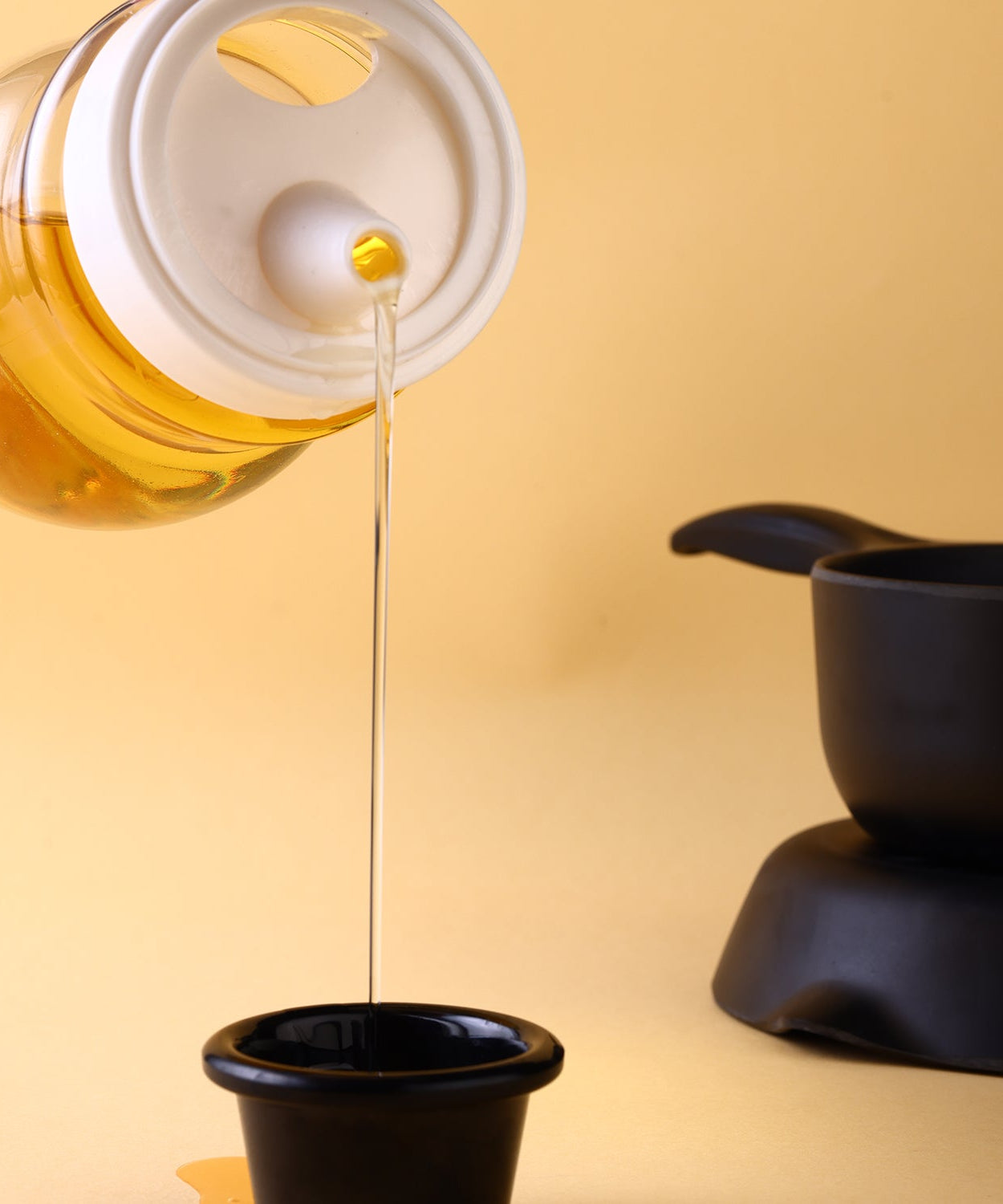 Stainless oil dispenser bottle durable design.