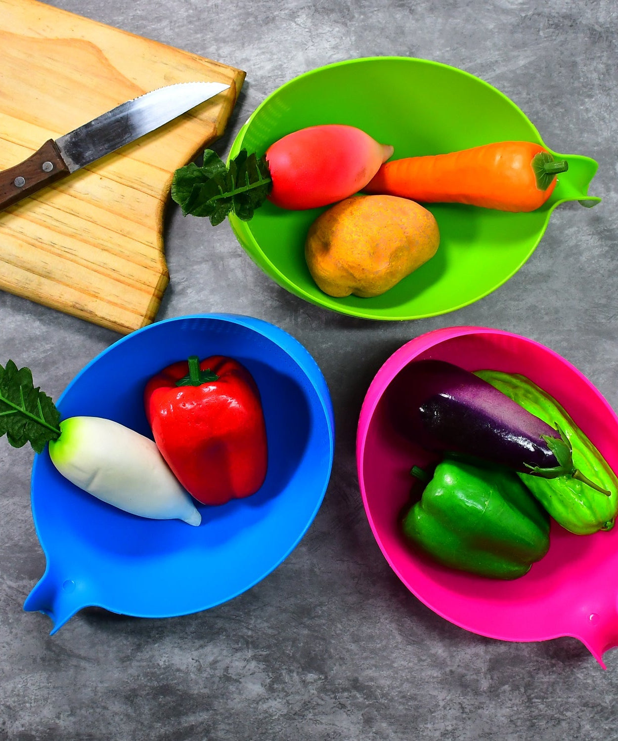 Plastic food strainer with handle, set of three bowls for kitchen use