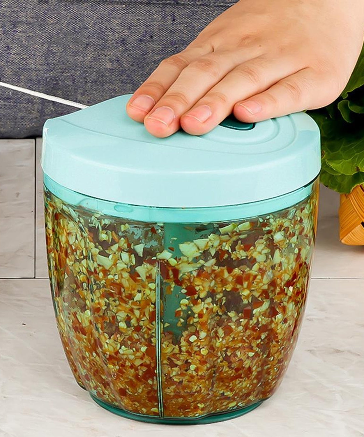 Chopper with a 750 ml capacity and five extra sharp stainless steel blades