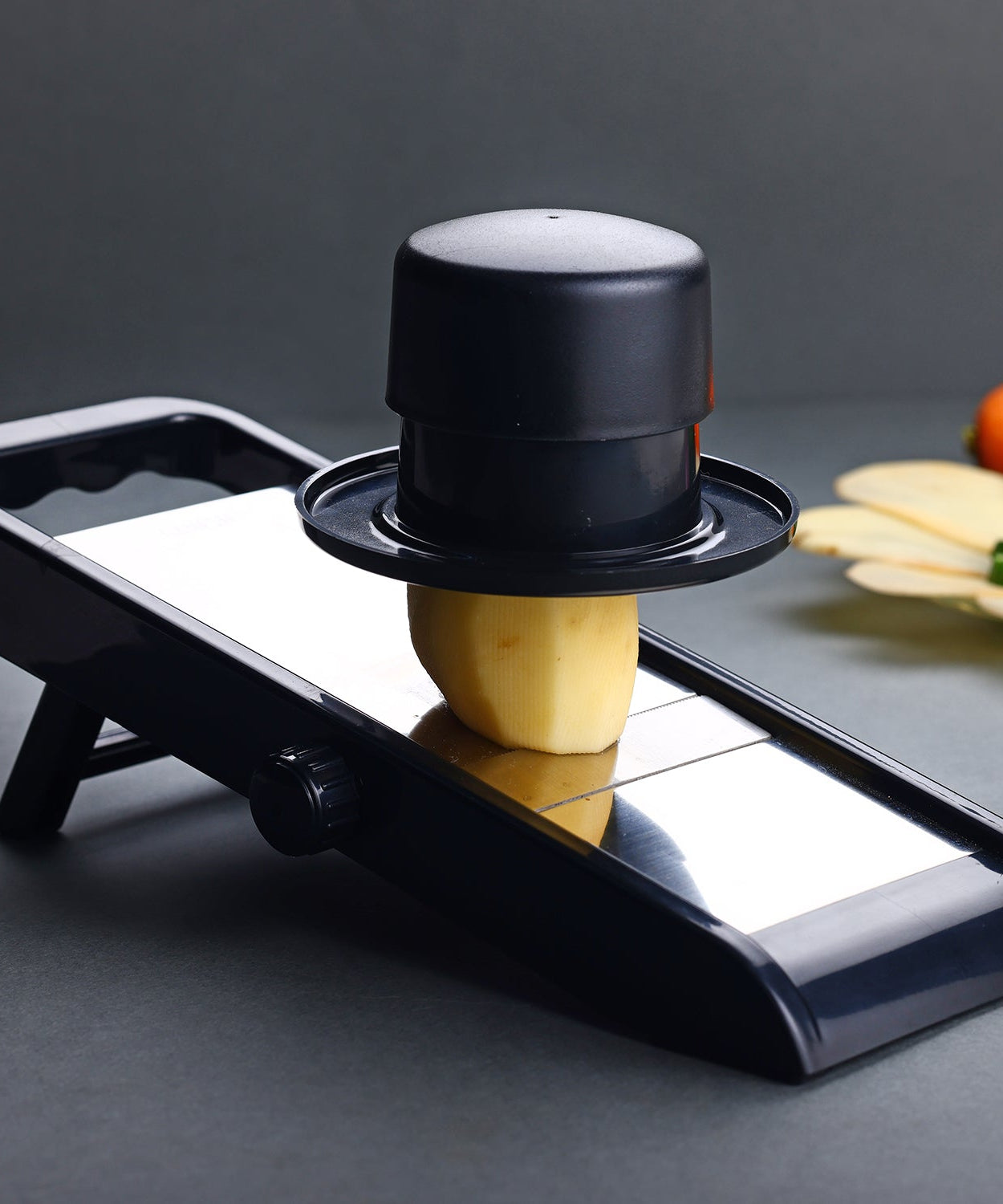 Multipurpose grater and slicer for potatoes and onions, adjustable.