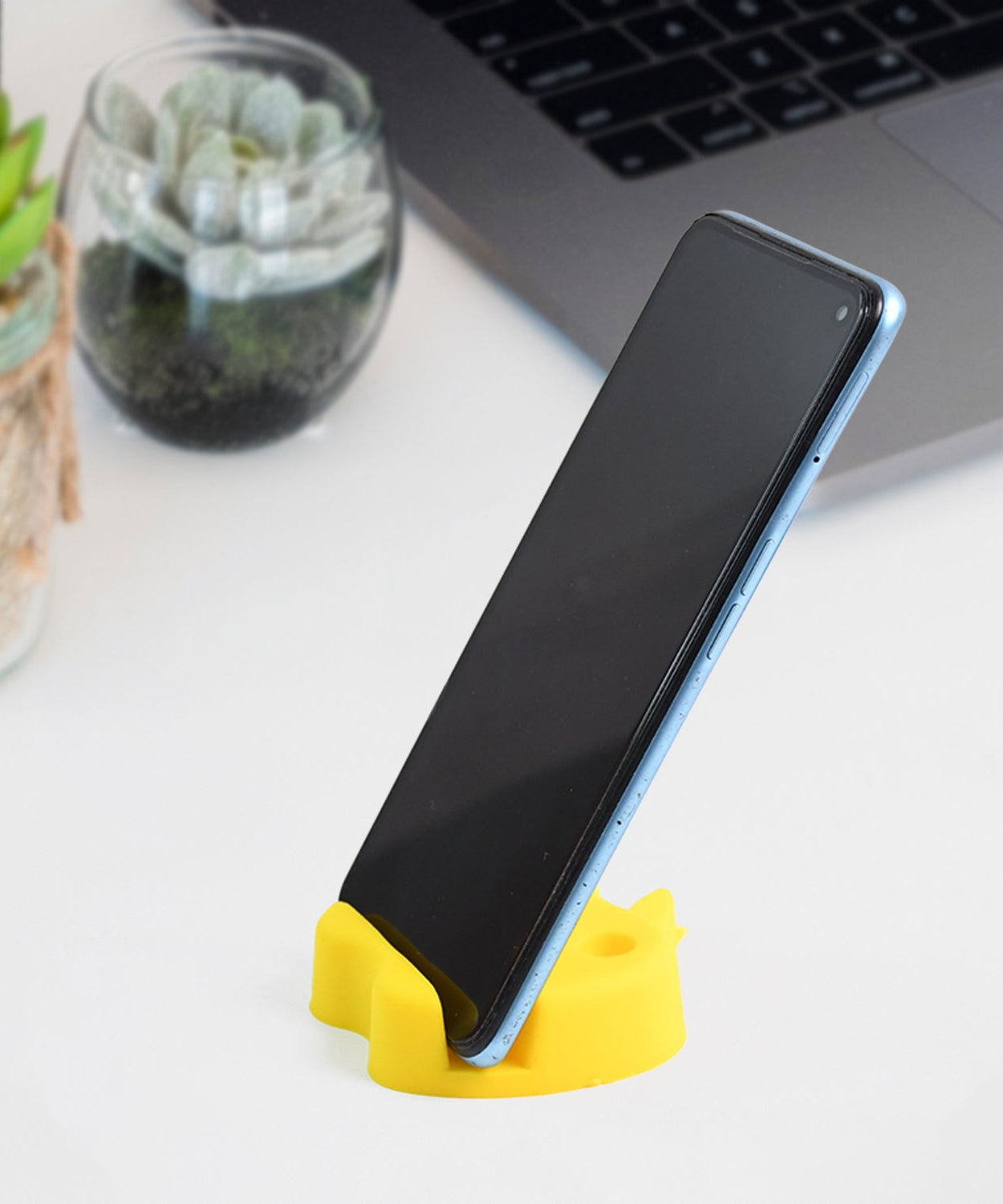 Multi-Functional Apple-Shaped Plastic Mobile Stand with Pen Holder (1 Pc / Mix Color)