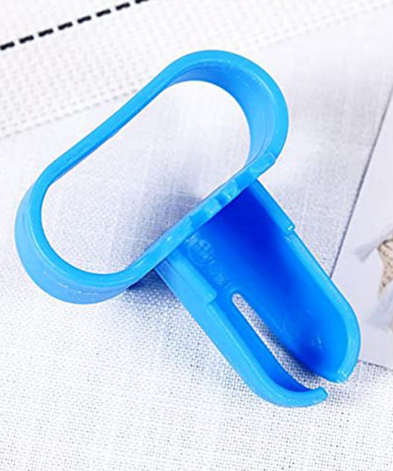 Balloon tying tool for fast knotting