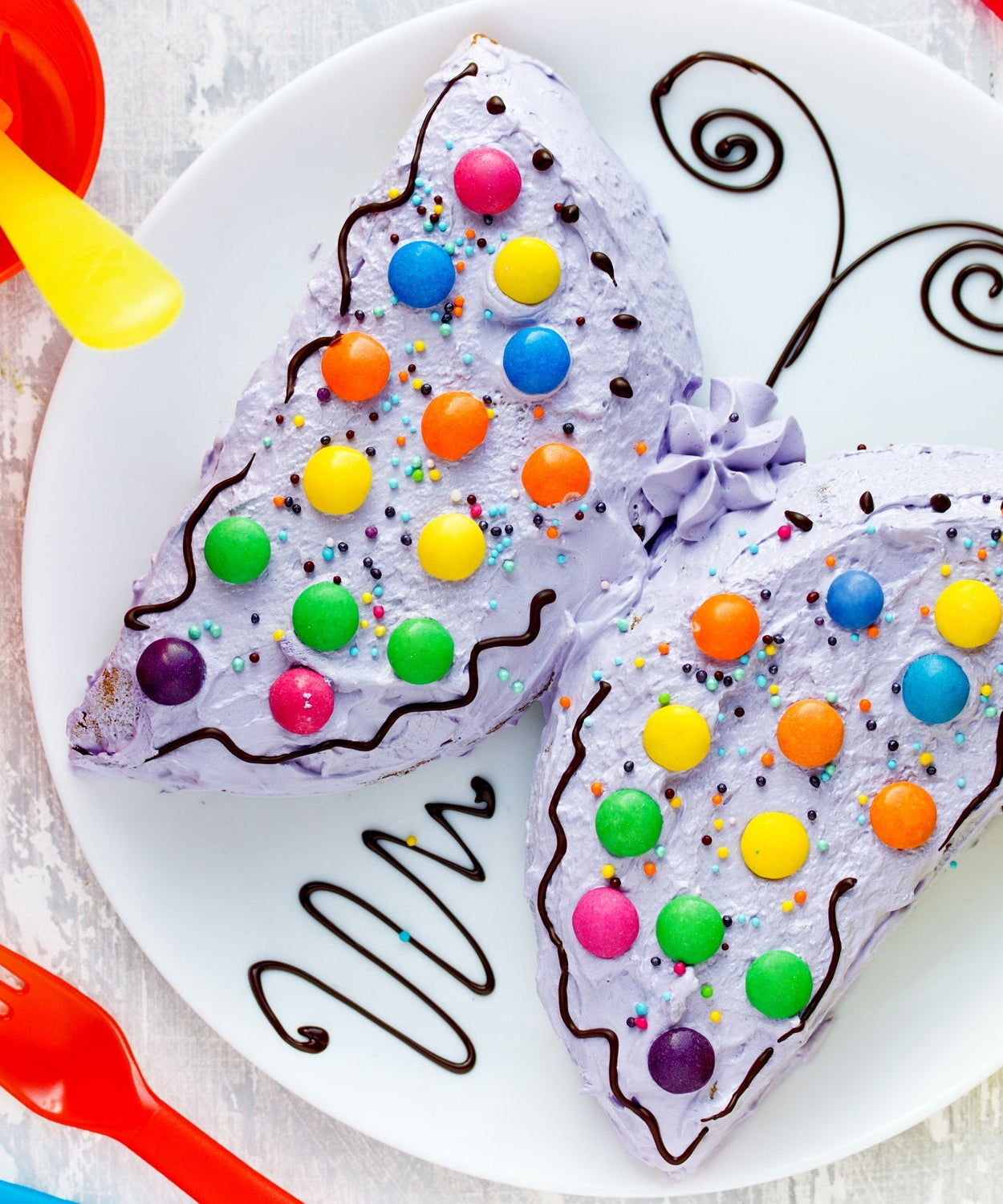 Butterfly-shaped silicone baking cups, safe for oven and microwave, for muffins and chocolate.