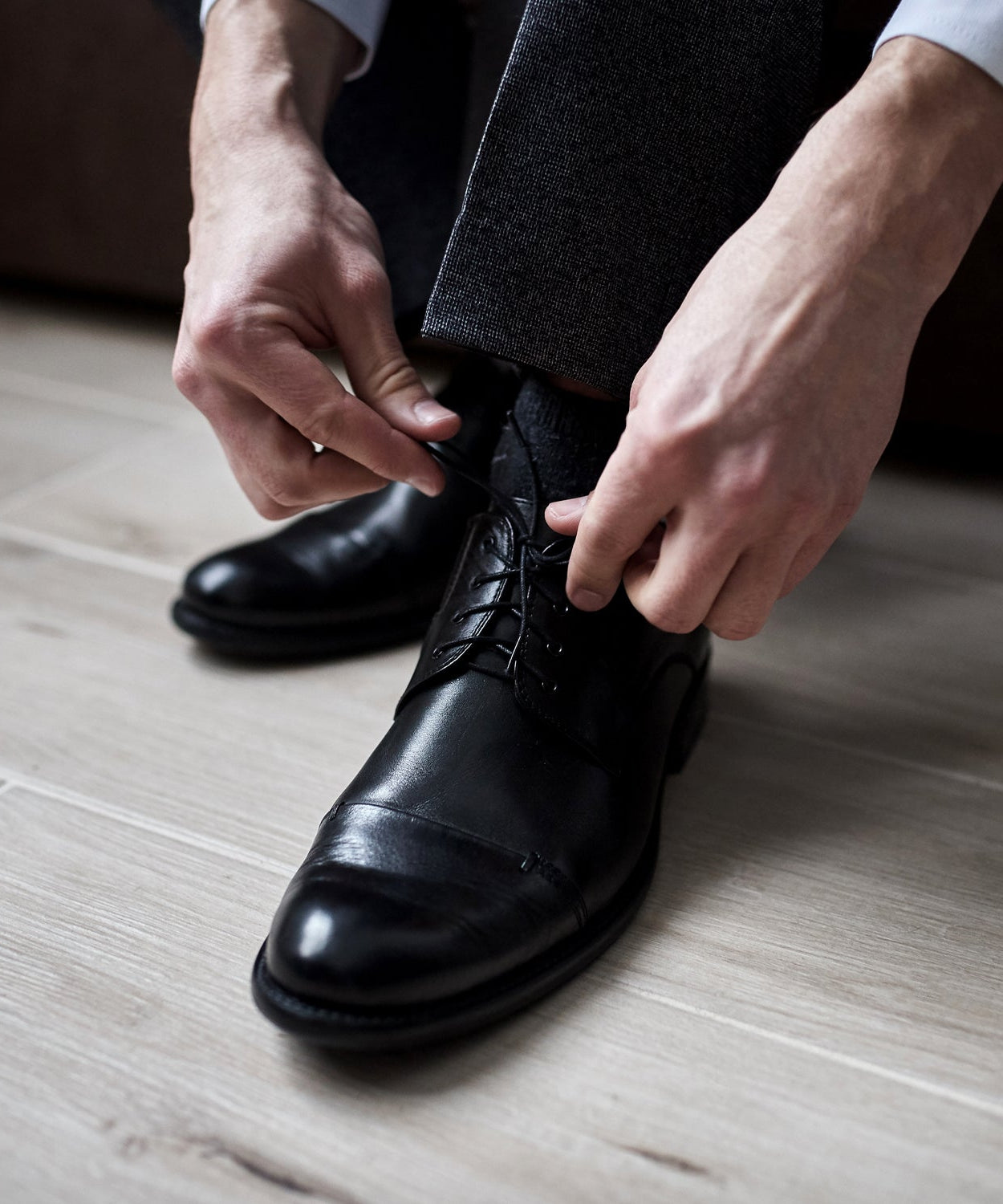 Shoe polish for enhancing leather shoe appearance