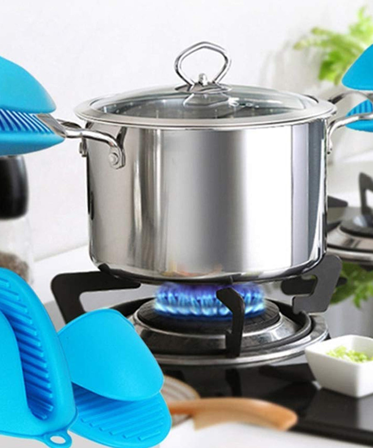 Silicone potholder with ergonomic design for baking and cooking