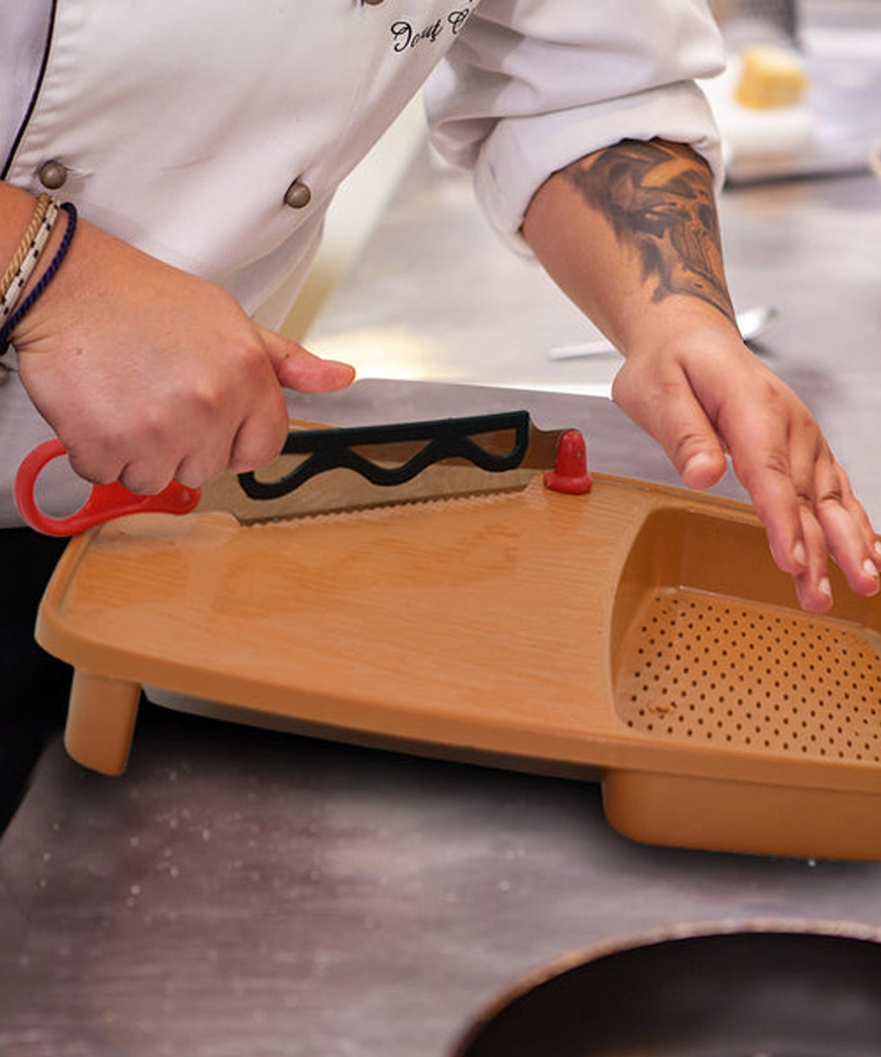 Cut and wash box with drainage tray, ideal for washing and slicing fruits and vegetables.