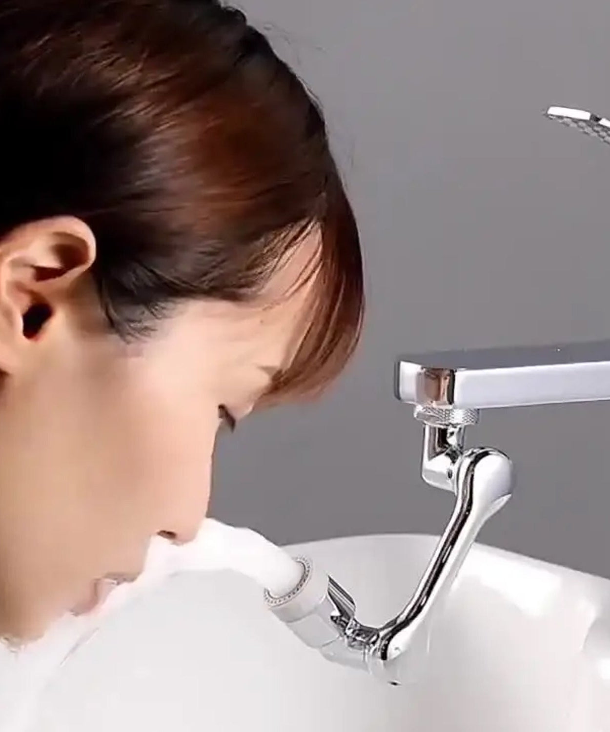 Rotating faucet sprayer head for bathroom and kitchen use