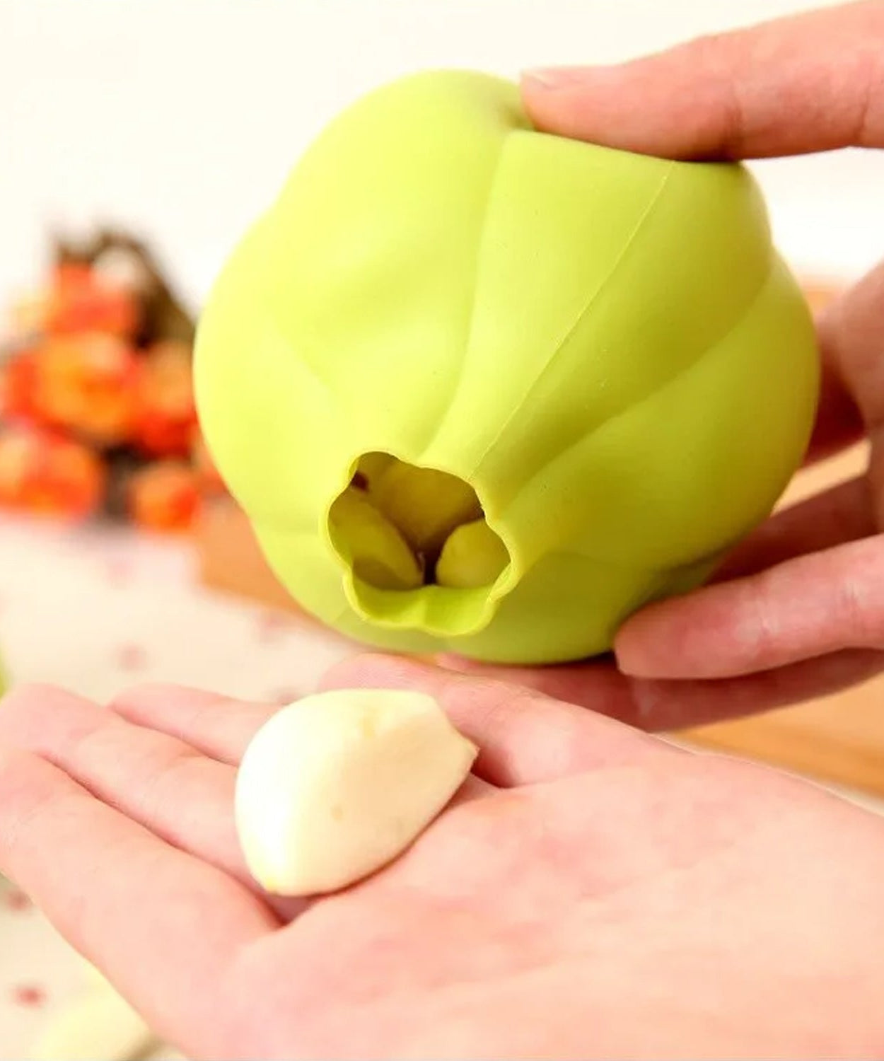Easy-to-use silicone peeler for garlic and ginger.