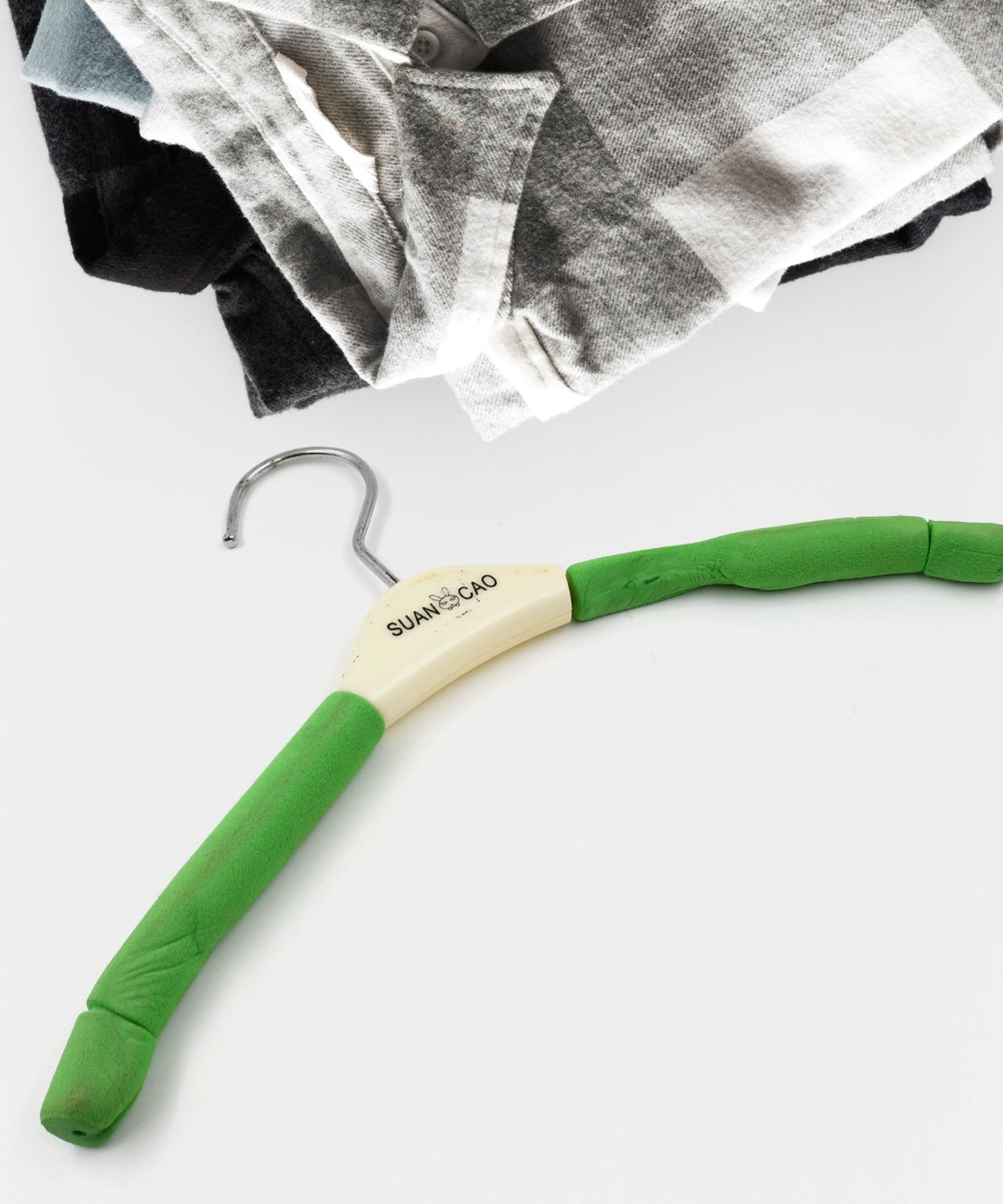 Solid Sponge Hanger Non-Slip Hanger (1 Pc / Mix Color / B Grade)