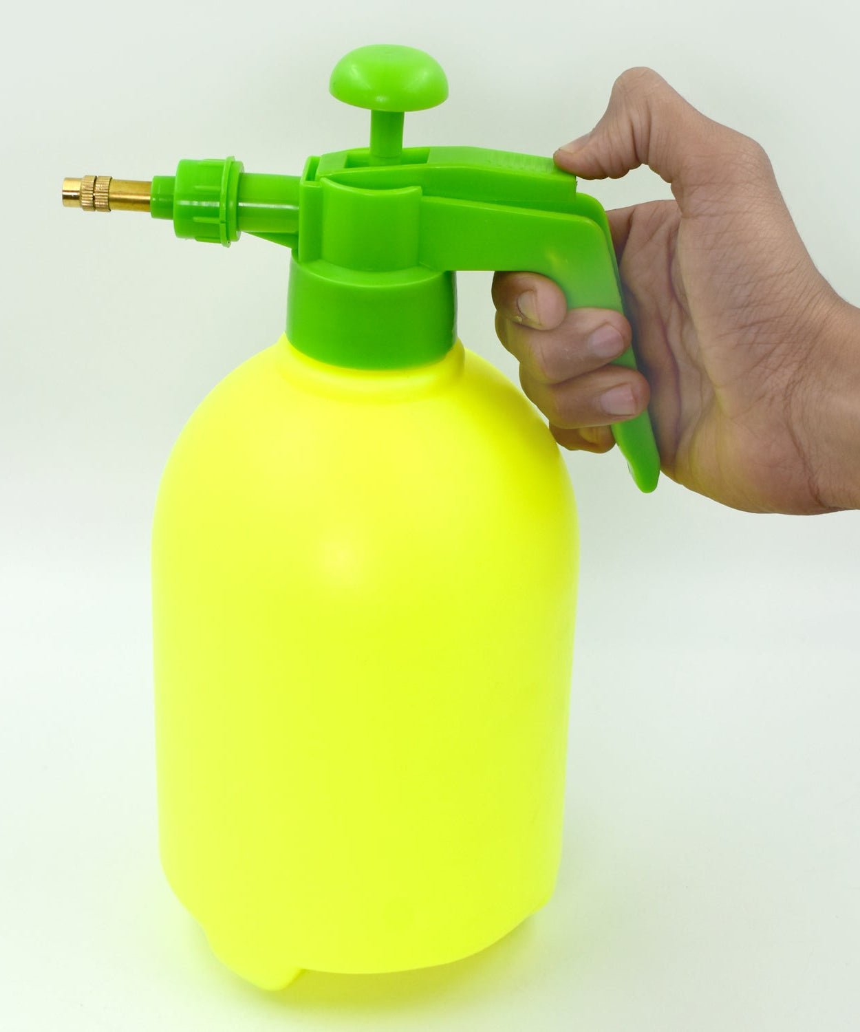 Garden sprayer with large capacity