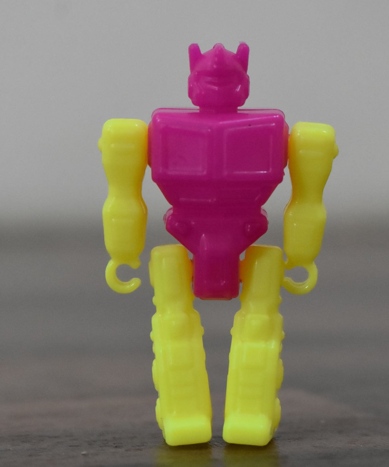 30 small robot toys for children’s play and creativity