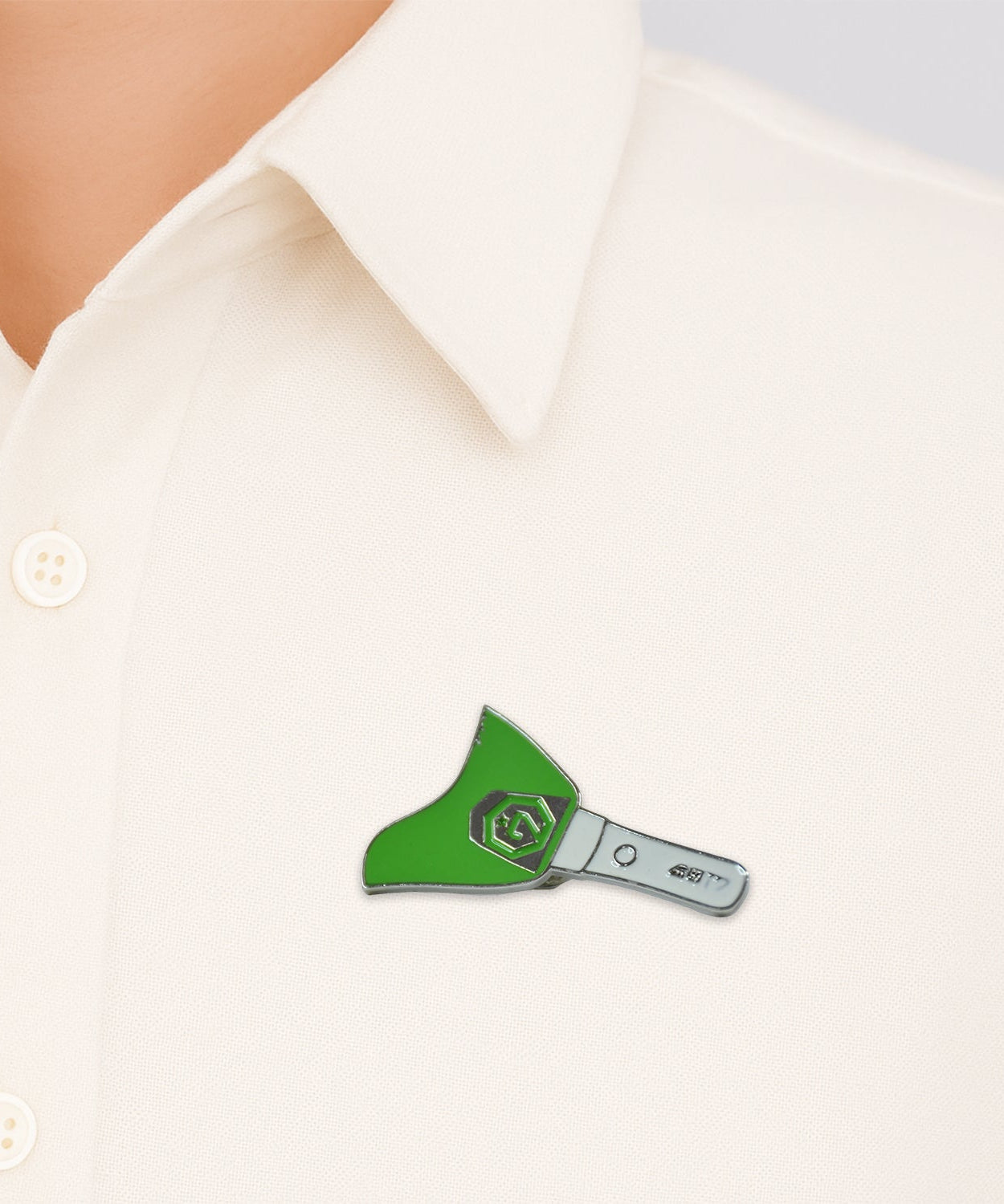 Stylish Metal Badge Pin – Single Piece (Random Design)