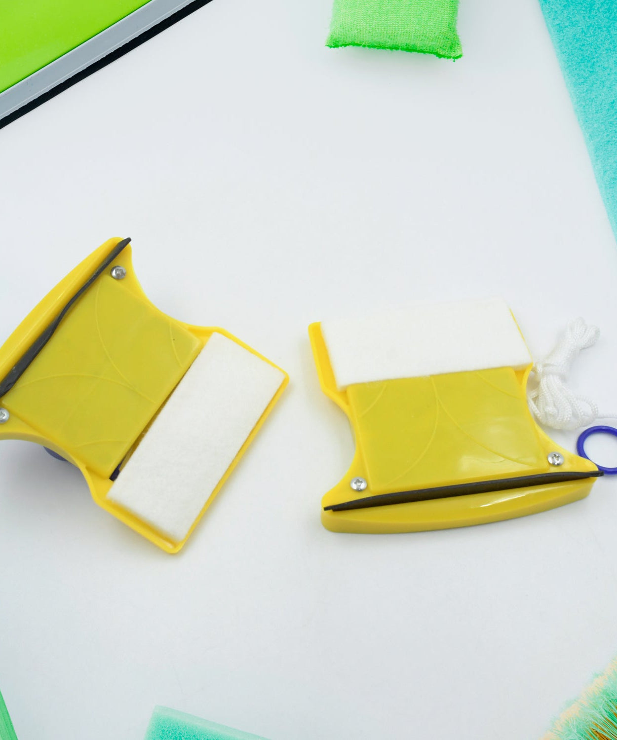 Square glass cleaner with dual cleaning pads