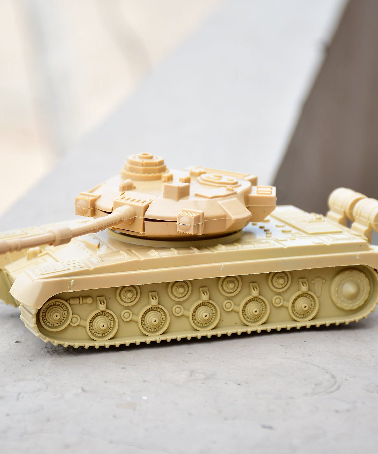 Pull back army tank toy, green and detailed, for kids