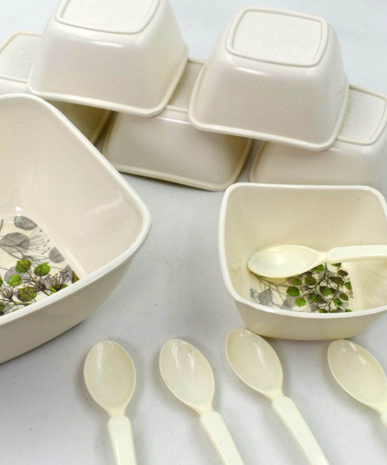 Classic 13-piece pudding set for various uses.