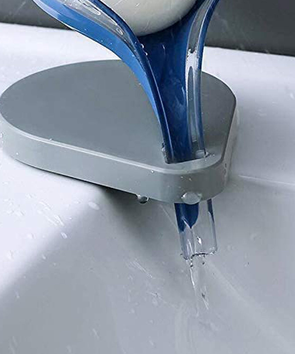 Leaf-shaped soap box with self-draining feature