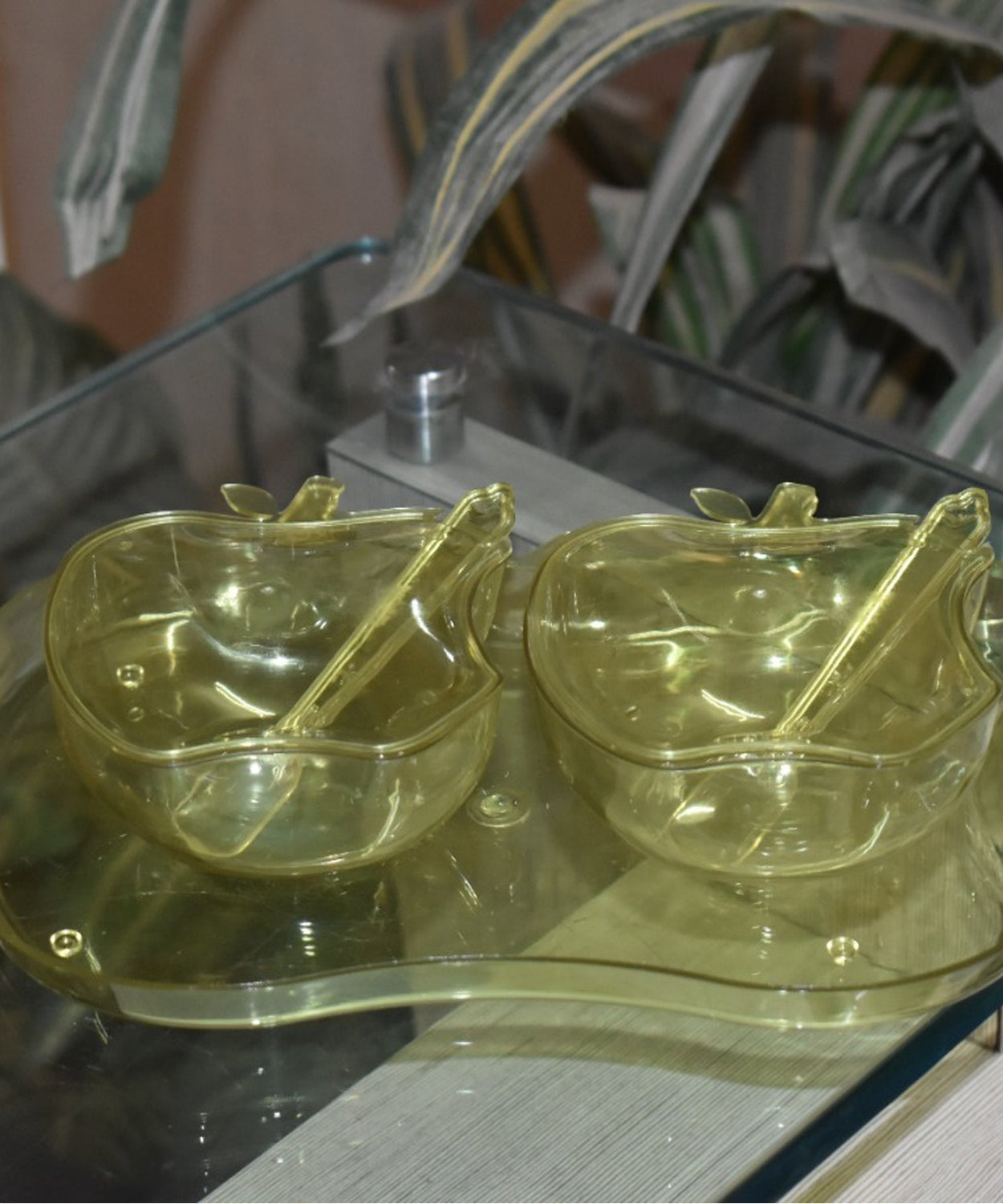 Food serving bowl in apple shape