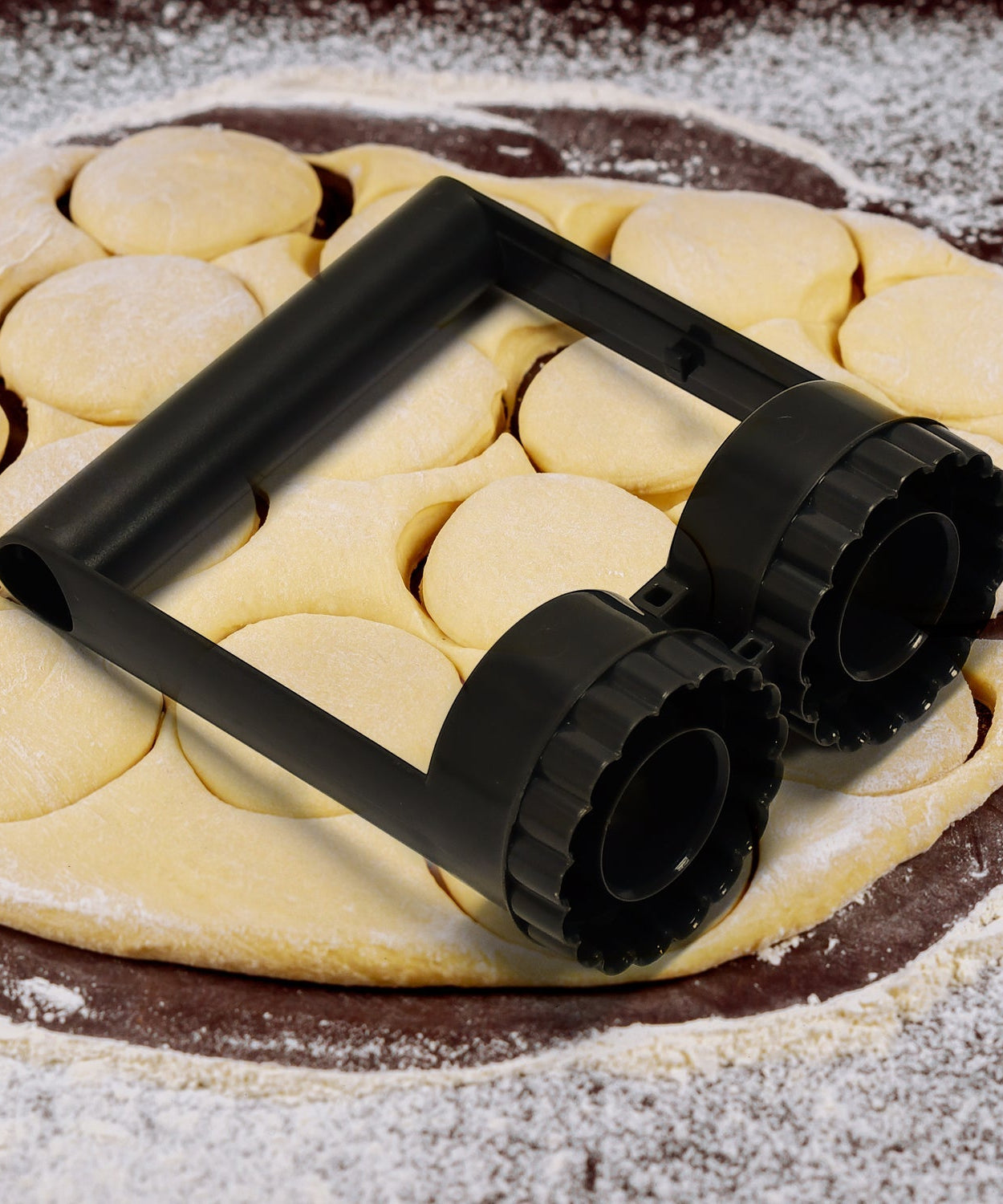 Cookie cutter with fancy scalloped edges and plastic handle