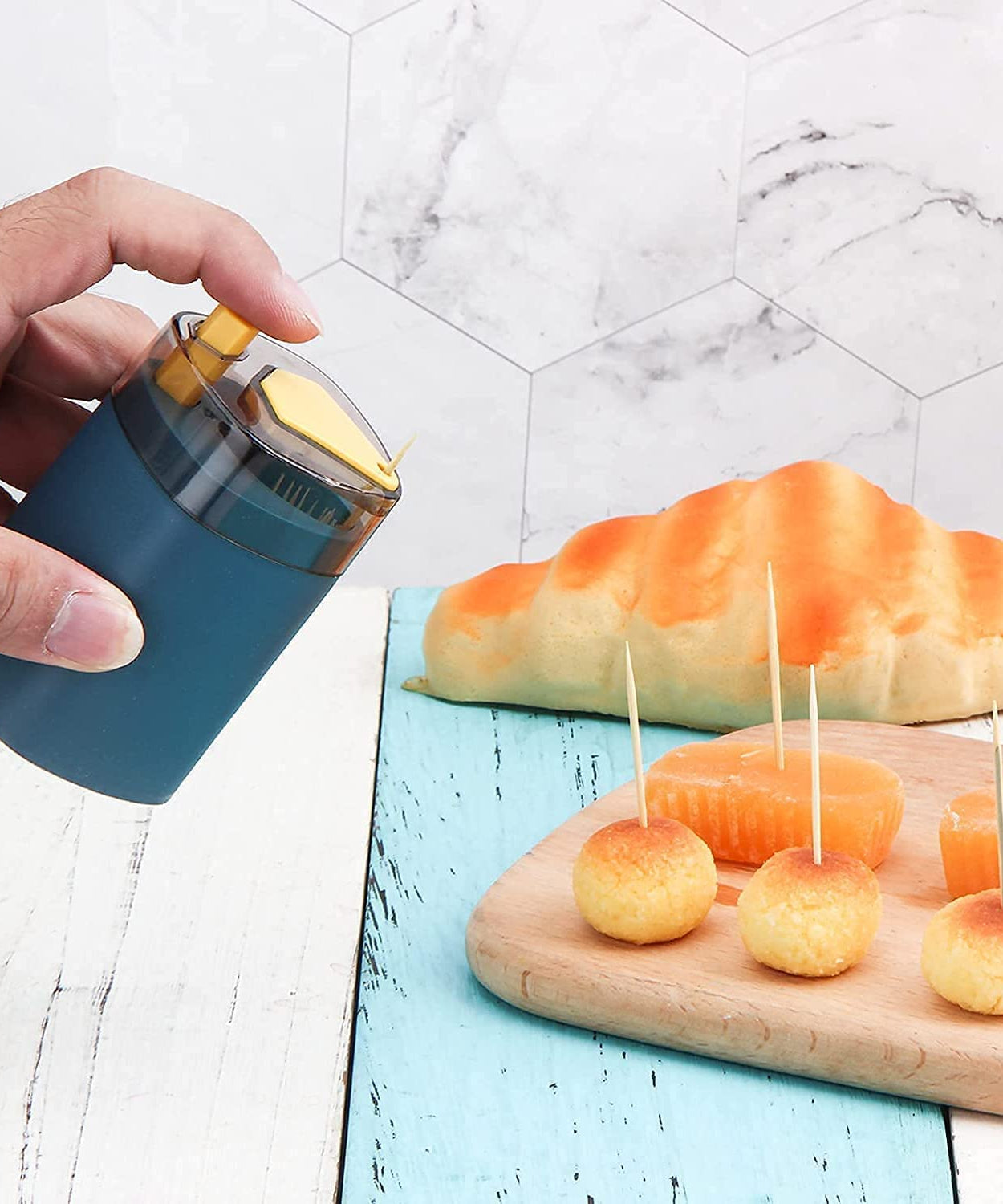 Automatic -up toothpick dispenser, thickened container for safe and easy use.