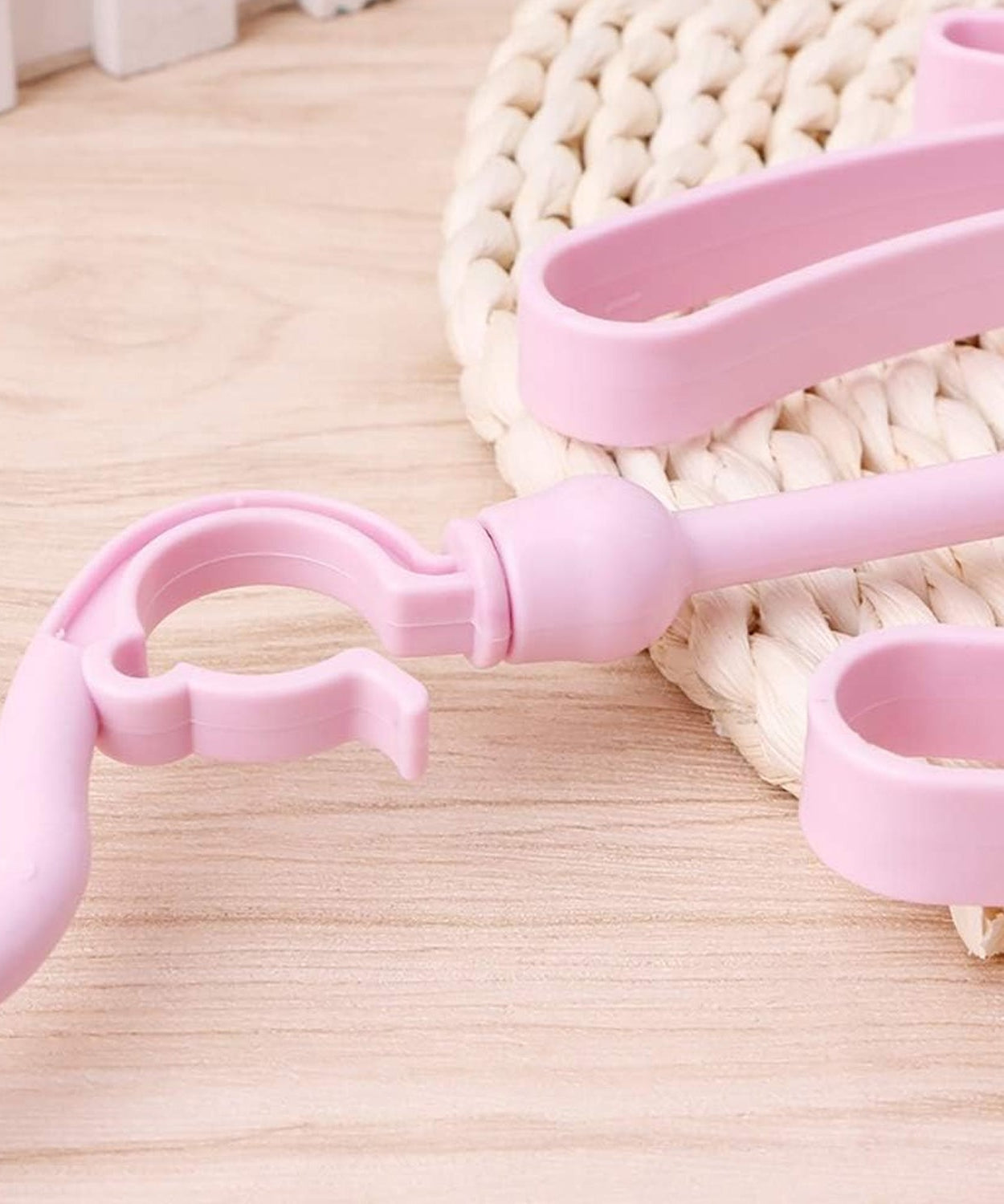Shoe drying hanger with adjustable design, suitable for drying shoes in a closet or balcony.