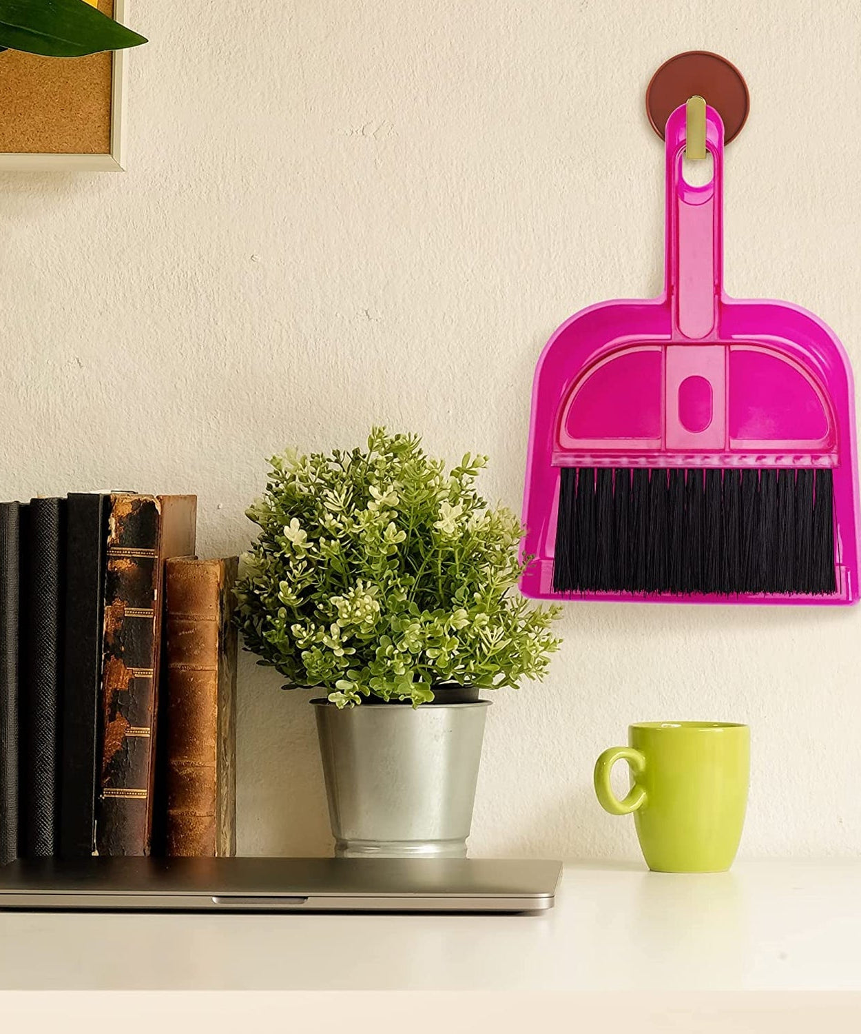 Easy-to-use dustpan and brush set for floor cleaning