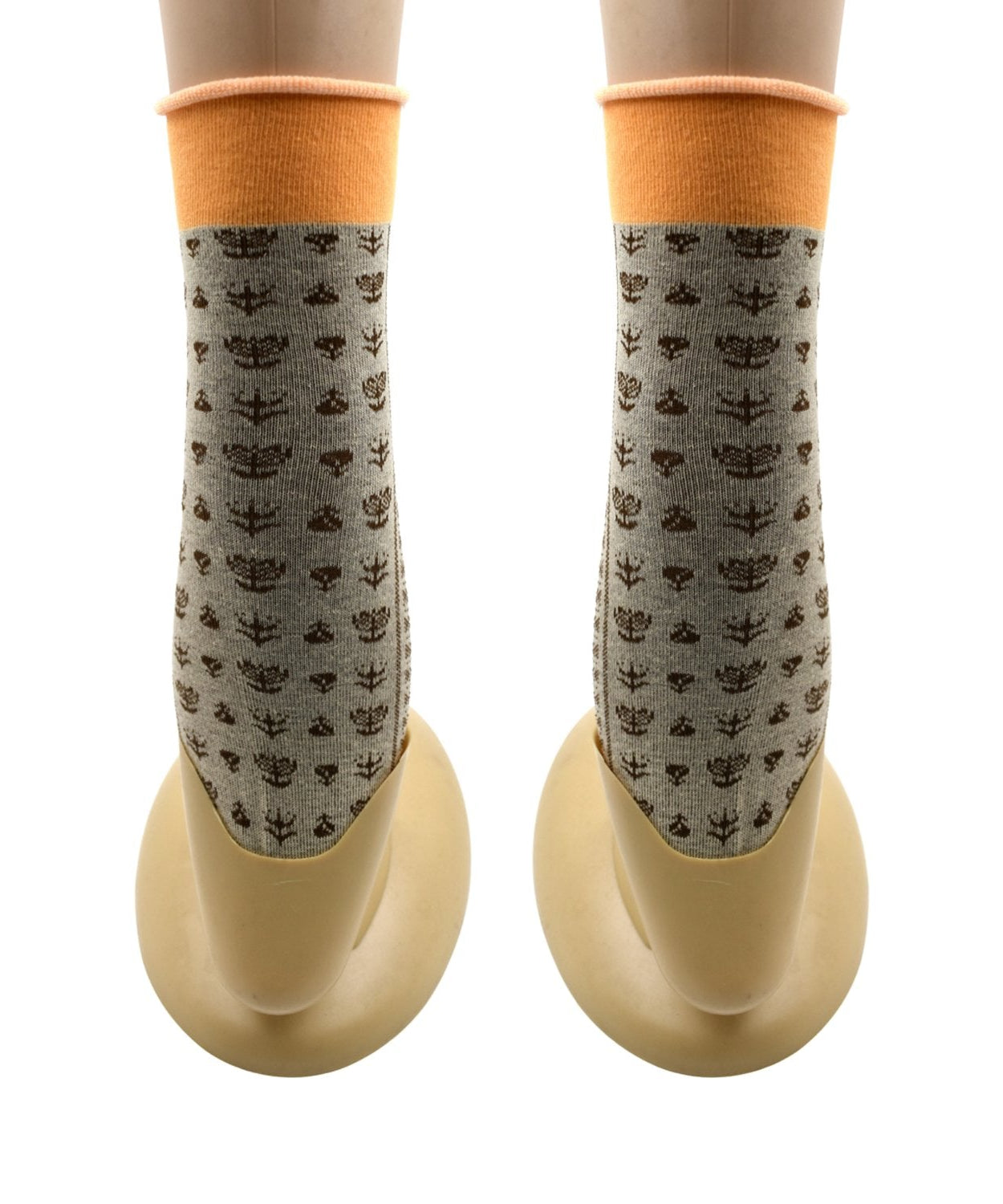 Breathable and soft socks with a simple design