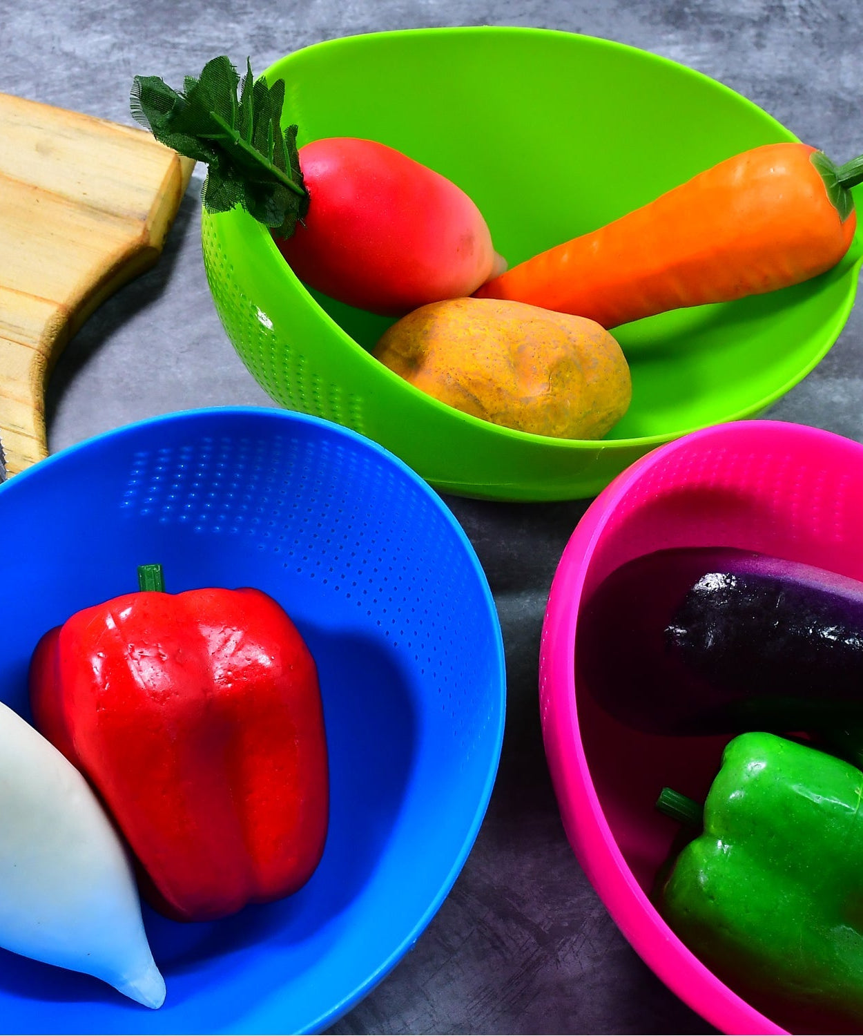 Set of plastic strainers and bowls with handles for food