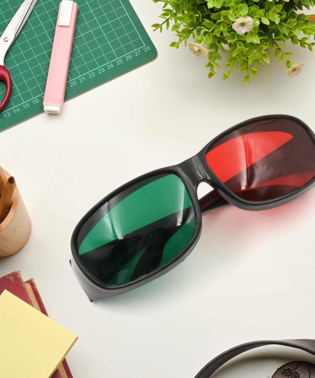 Stylish UV-Protected Sunglasses for All-Day Comfort – Perfect for Any Light! (1 Pc)
