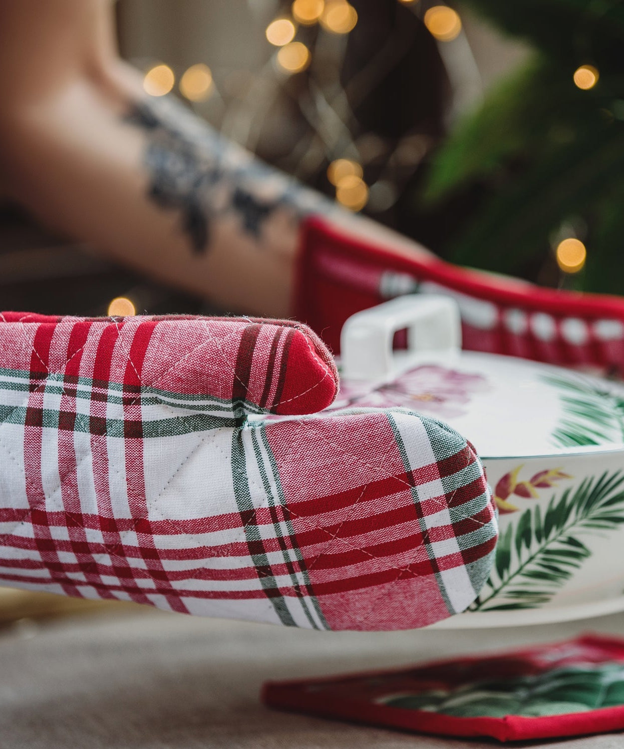 Professional-grade oven mitts made of cotton