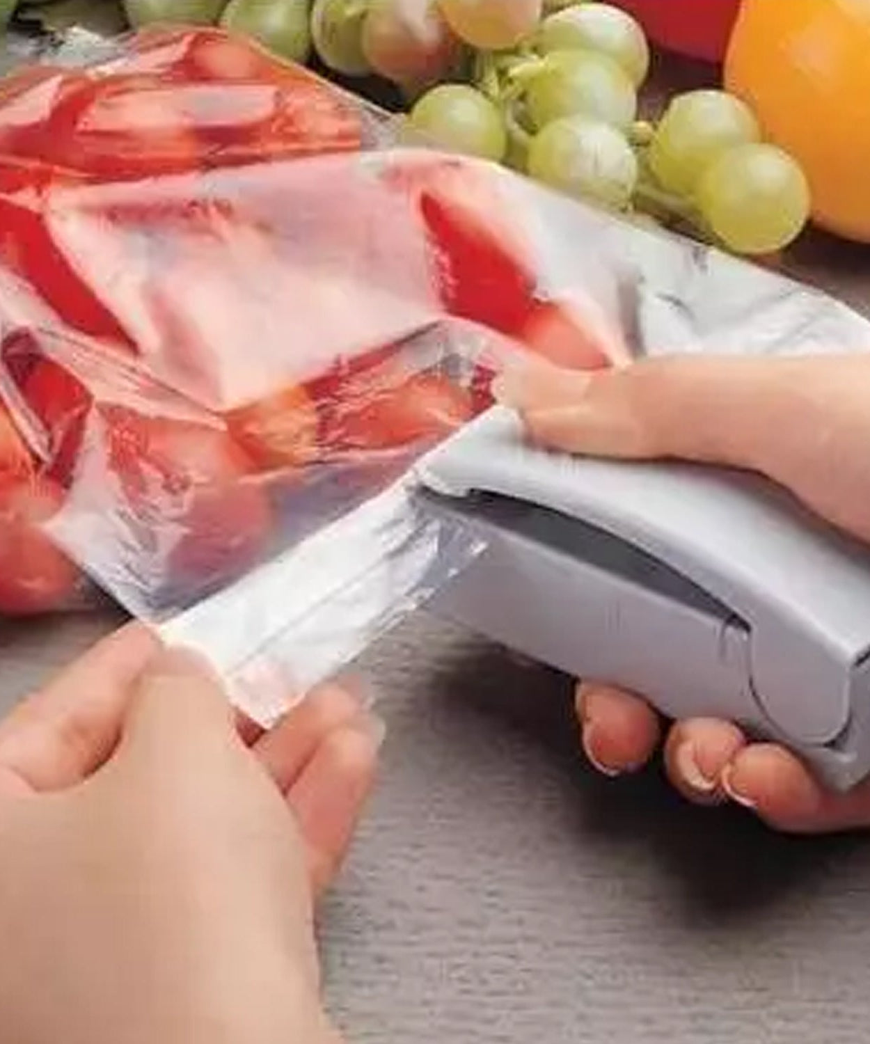 Mini portable plastic bag sealer, handy and multifunctional for sealing various bags.