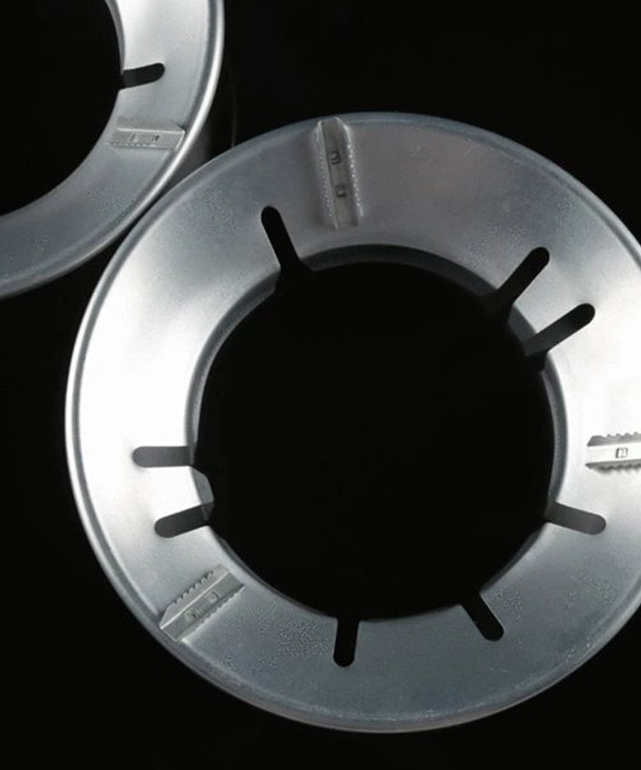 Energy-saving stove stand with windproof feature