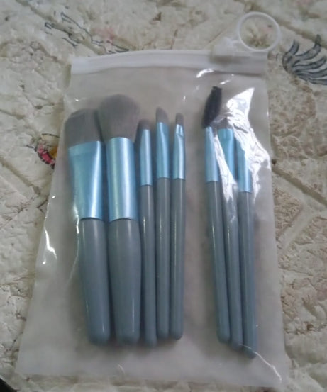 8-Piece Mini Makeup Brush Kit – Portable Premium Synthetic Set with Case (Mix Colors)