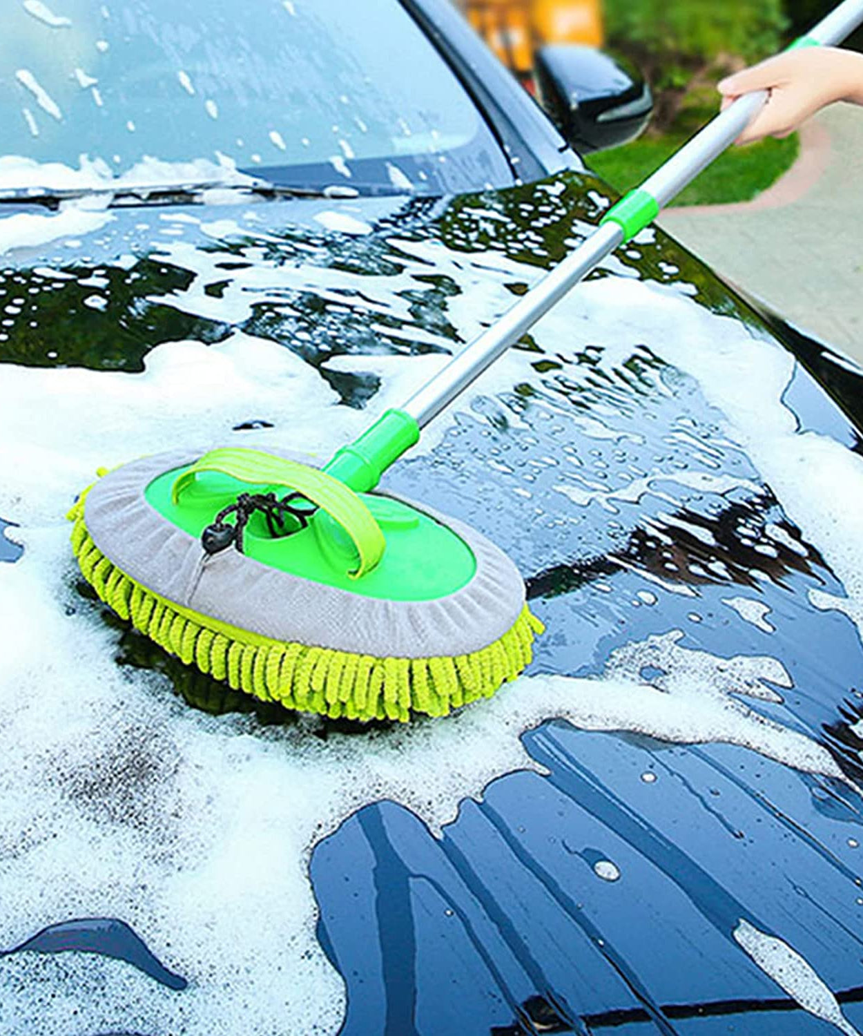 Extendable microfiber duster for reaching tight spaces