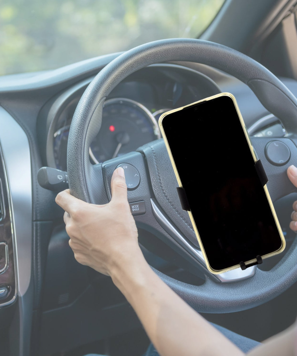 Car phone mount with secure suction cup base