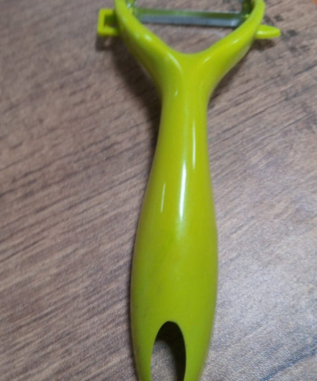 Sturdy stainless steel peeler for peeling fruits and vegetables, ideal for everyday kitchen use.
