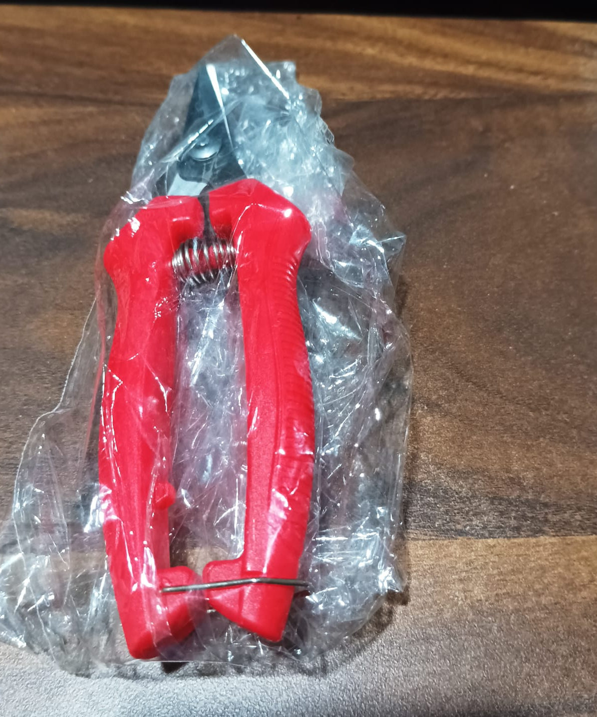 Heavy-duty garden trimmers with stainless steel blades, packaged with plastic protection.