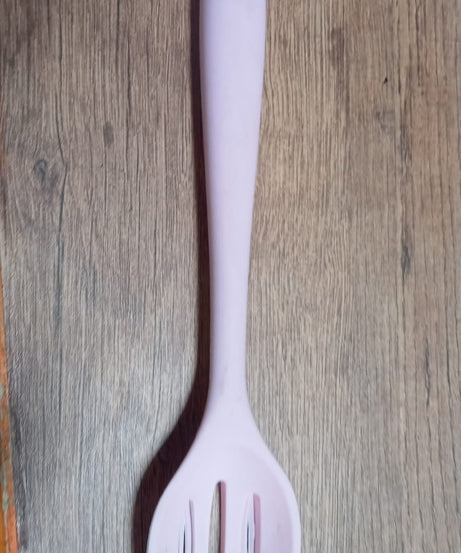 Heat-resistant silicone utensil, 27cm, designed for effective cooking.