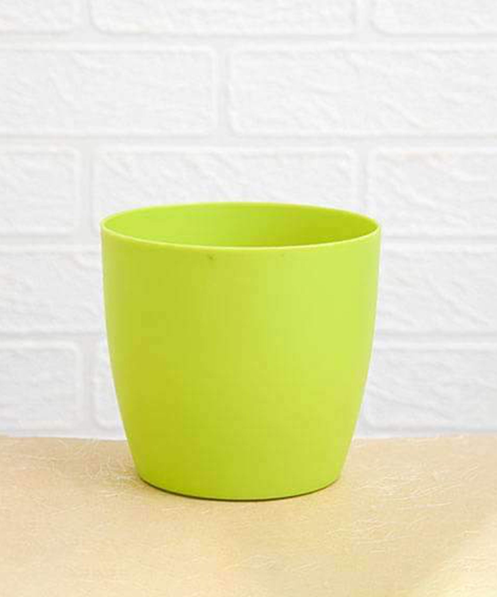 Round flower pots for indoor or outdoor gardening