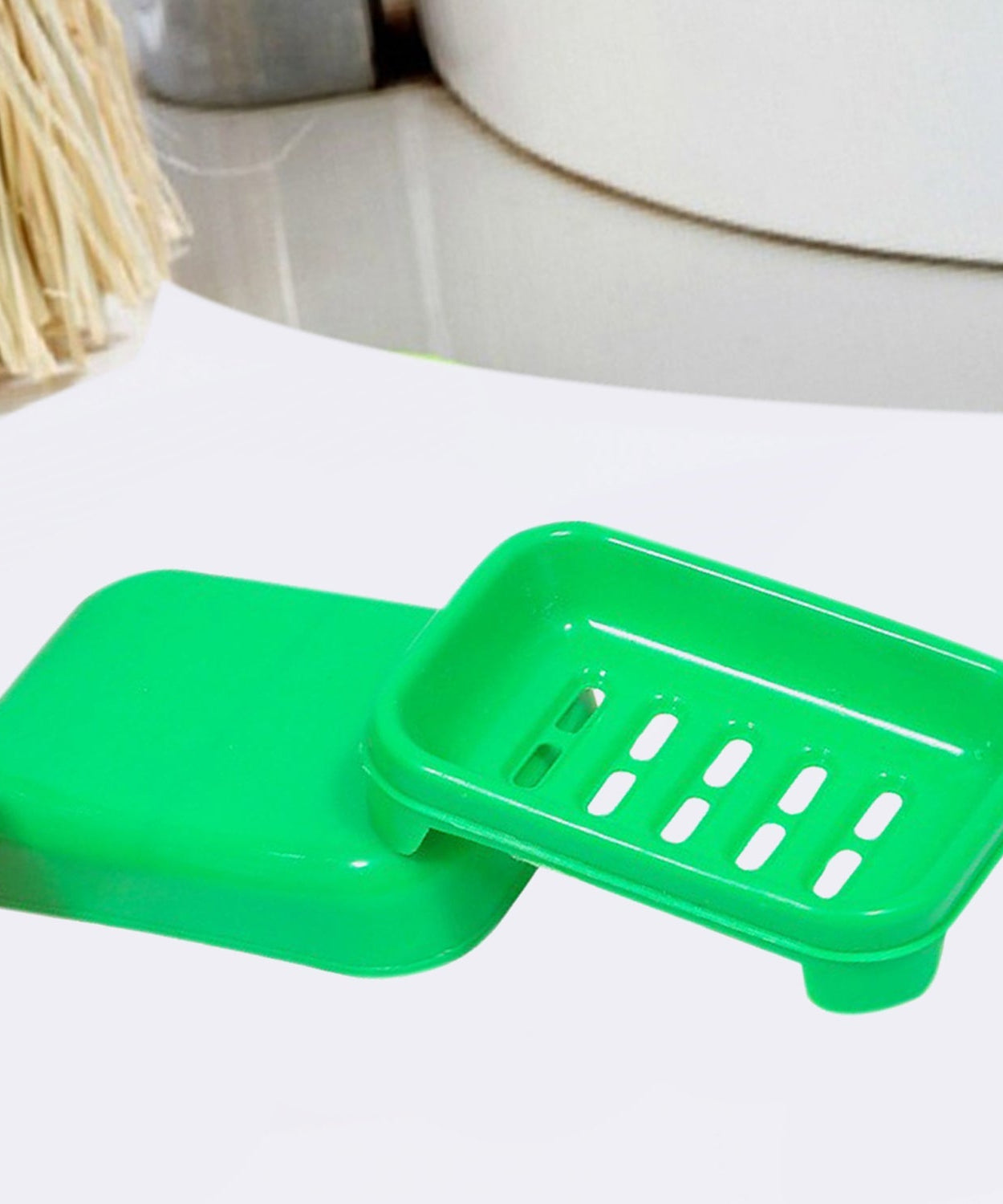 Covered soap case, designed for easy storage and hygiene in the bathroom.