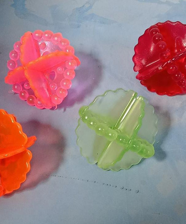 Pack of 4 laundry washing balls for cleaning without detergent