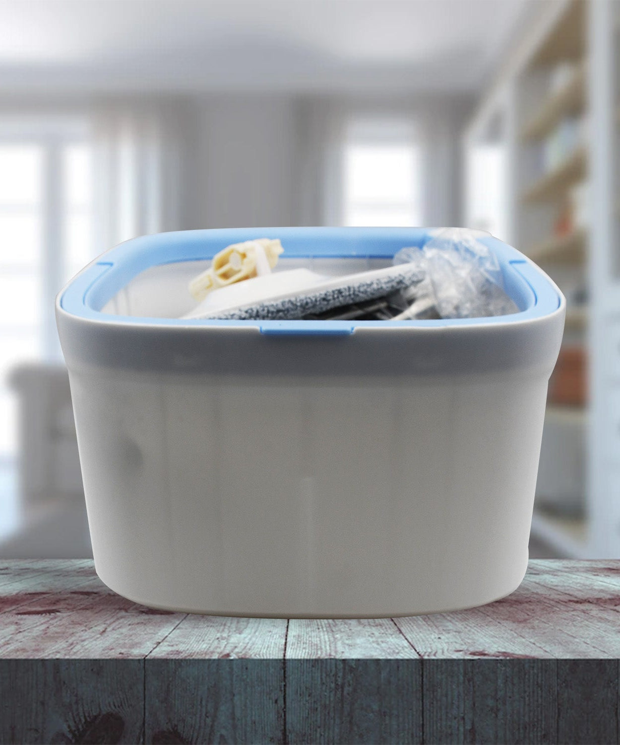 Spin mop with round head, separates clean and dirty water easily.