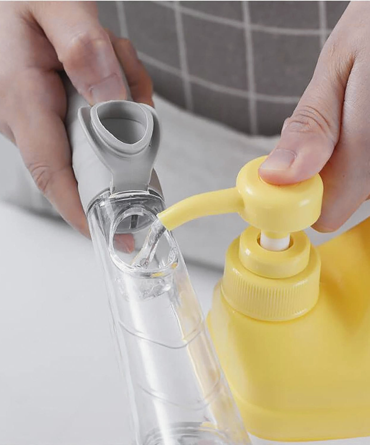 Soap dispensing dish brush with 3 replacement heads for easy cleaning