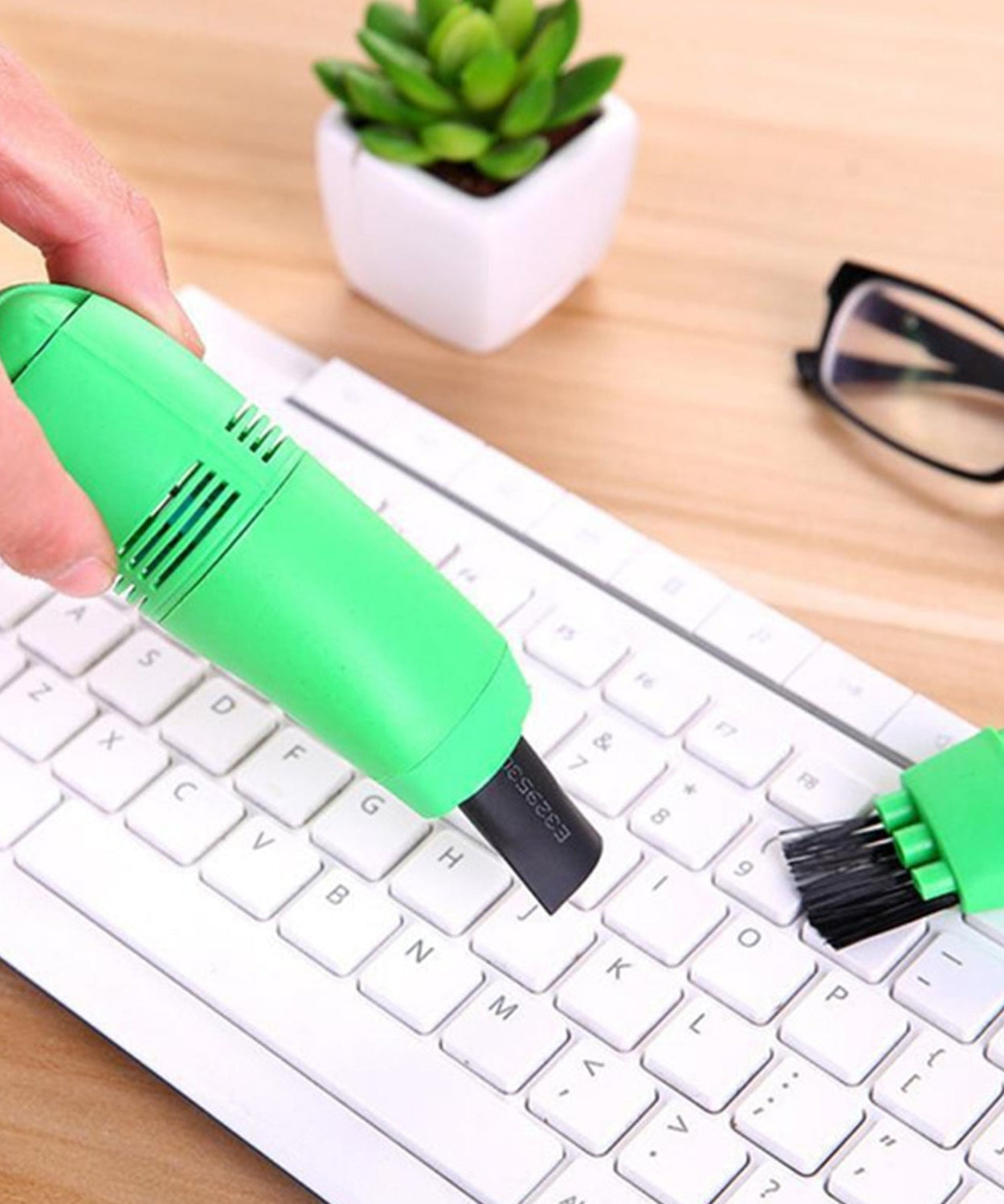 Multi-use mini vacuum cleaner for car and computer cleaning, powered via USB.